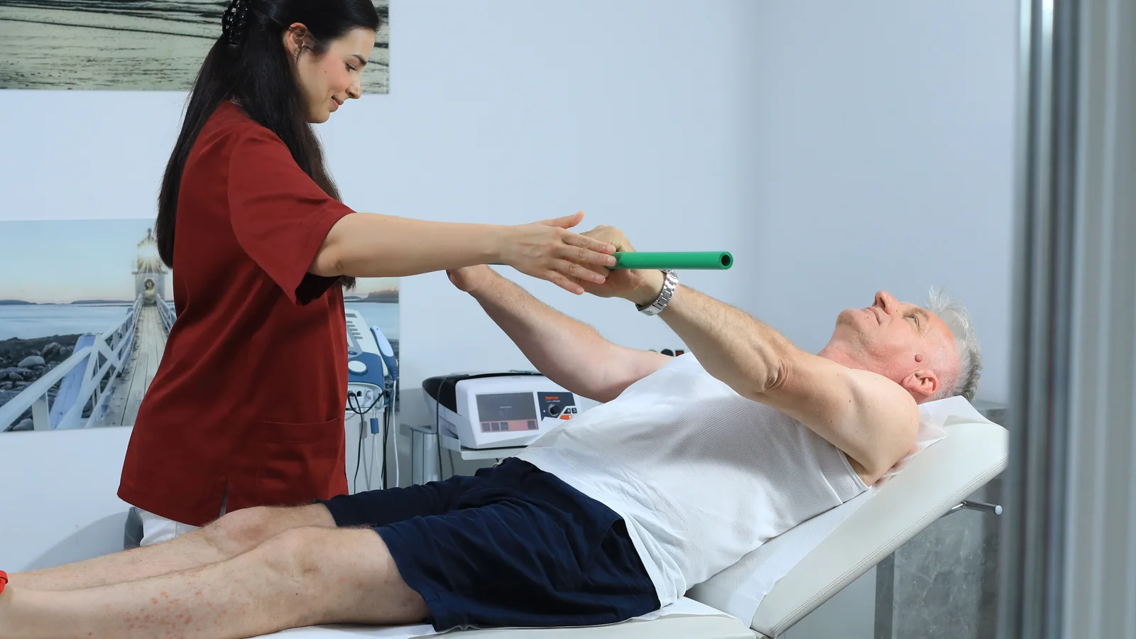 Fizioterapeut pomaže pacijentu s vježbom pokreta ramena